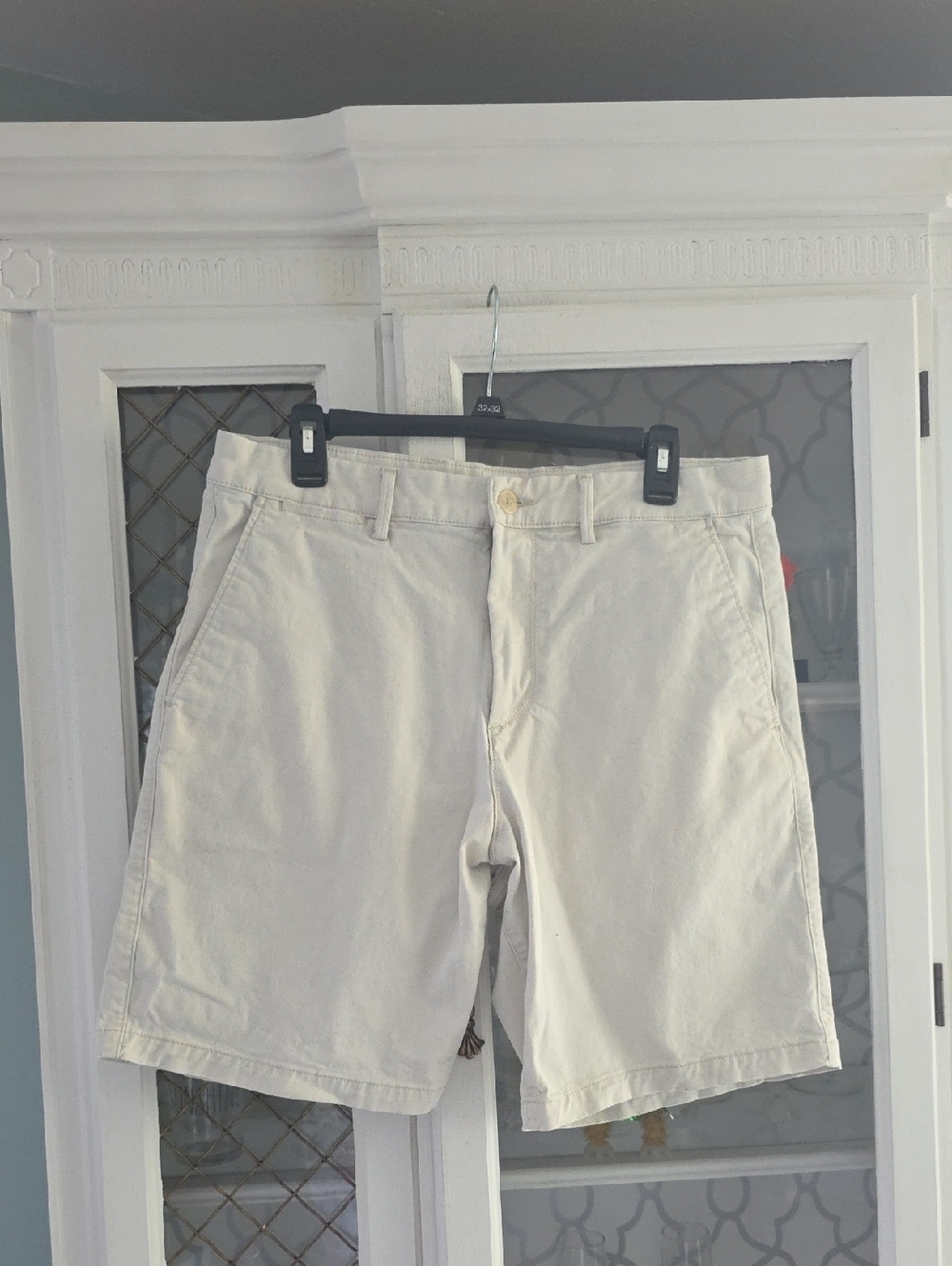 GAP Men’s Cream Flat-Front Chino Shorts